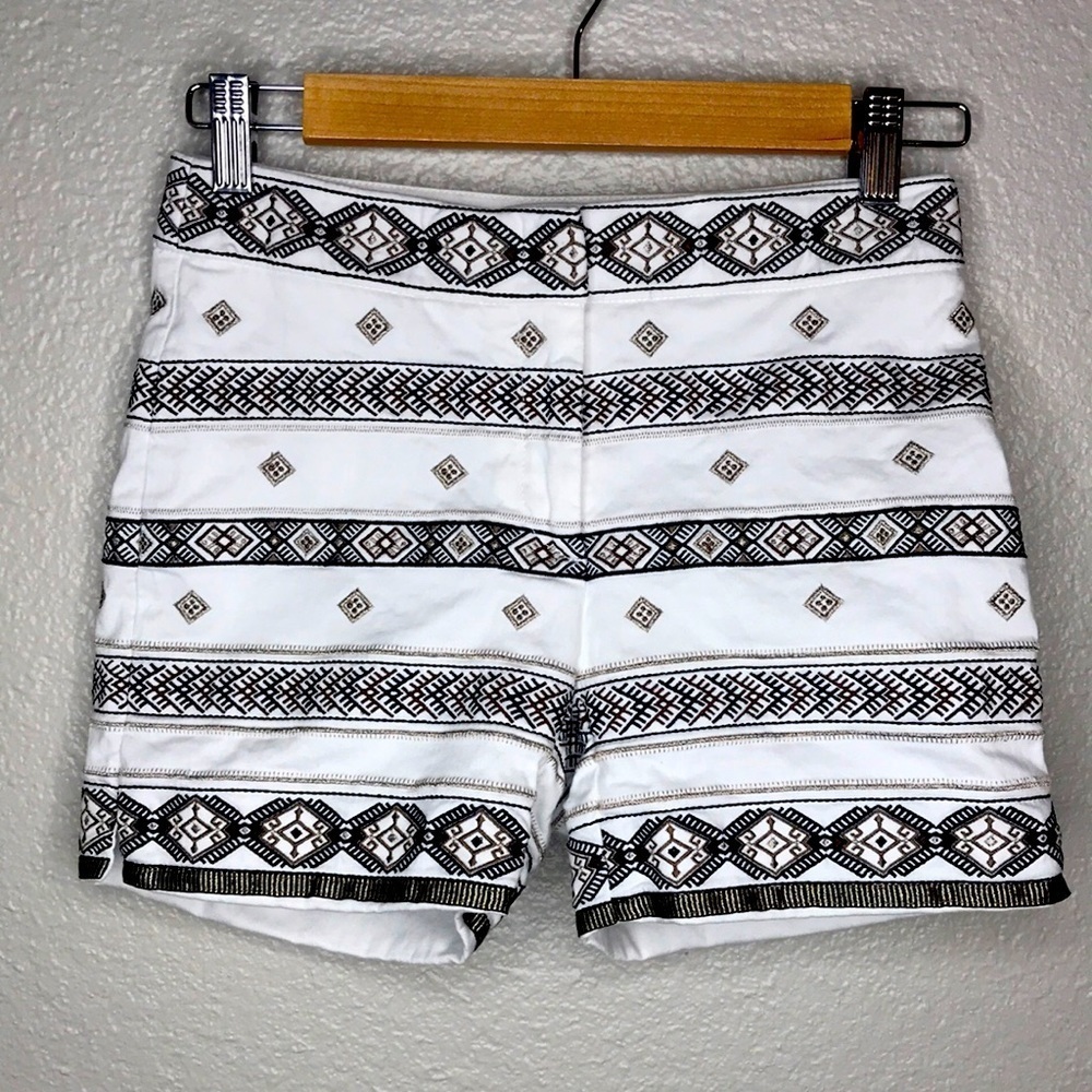 White House Black Market The 5” Short Embroidered